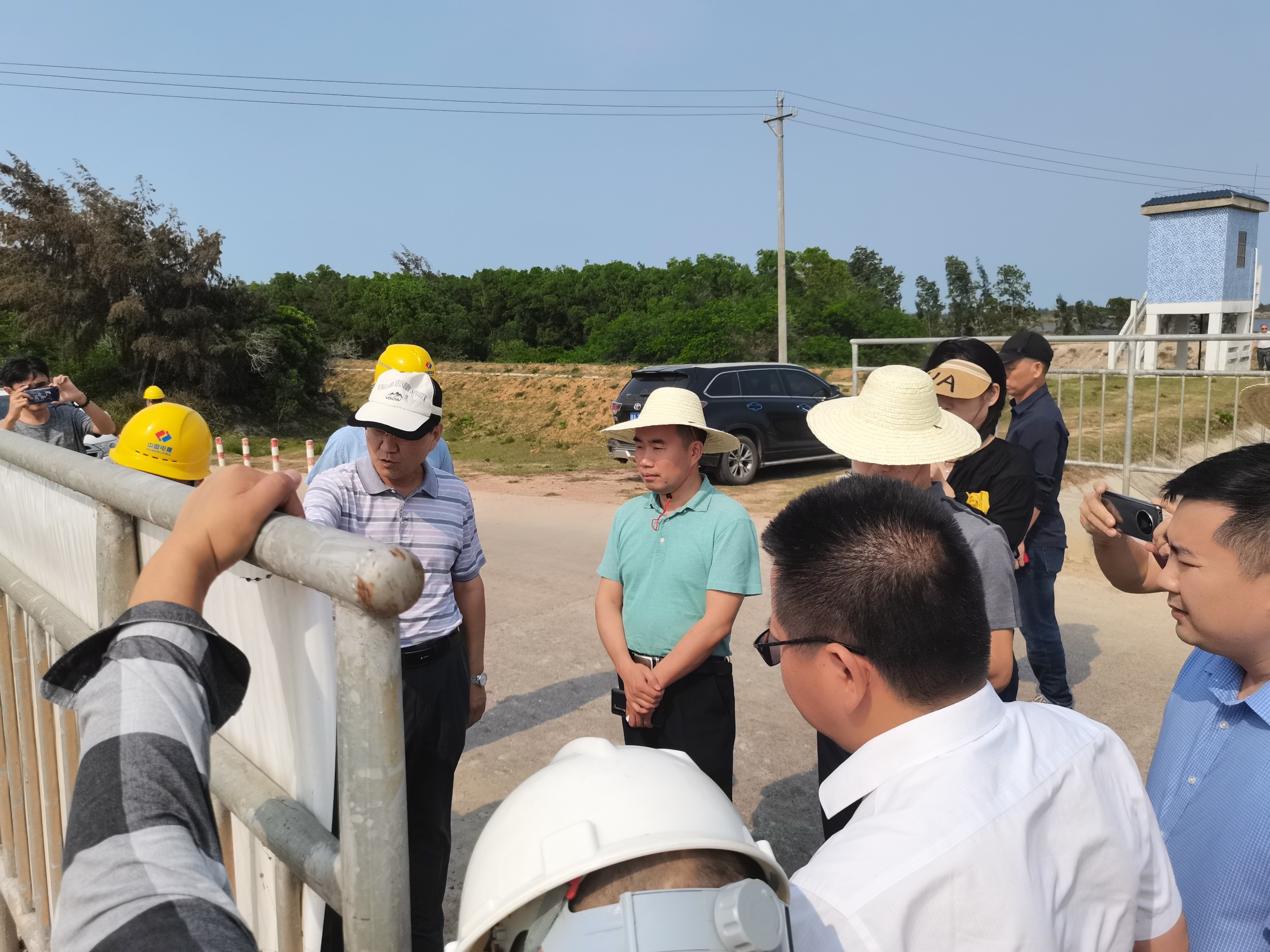 省水務廳副廳長張清勇一行對紅嶺灌渠工程建設情況進行調研。