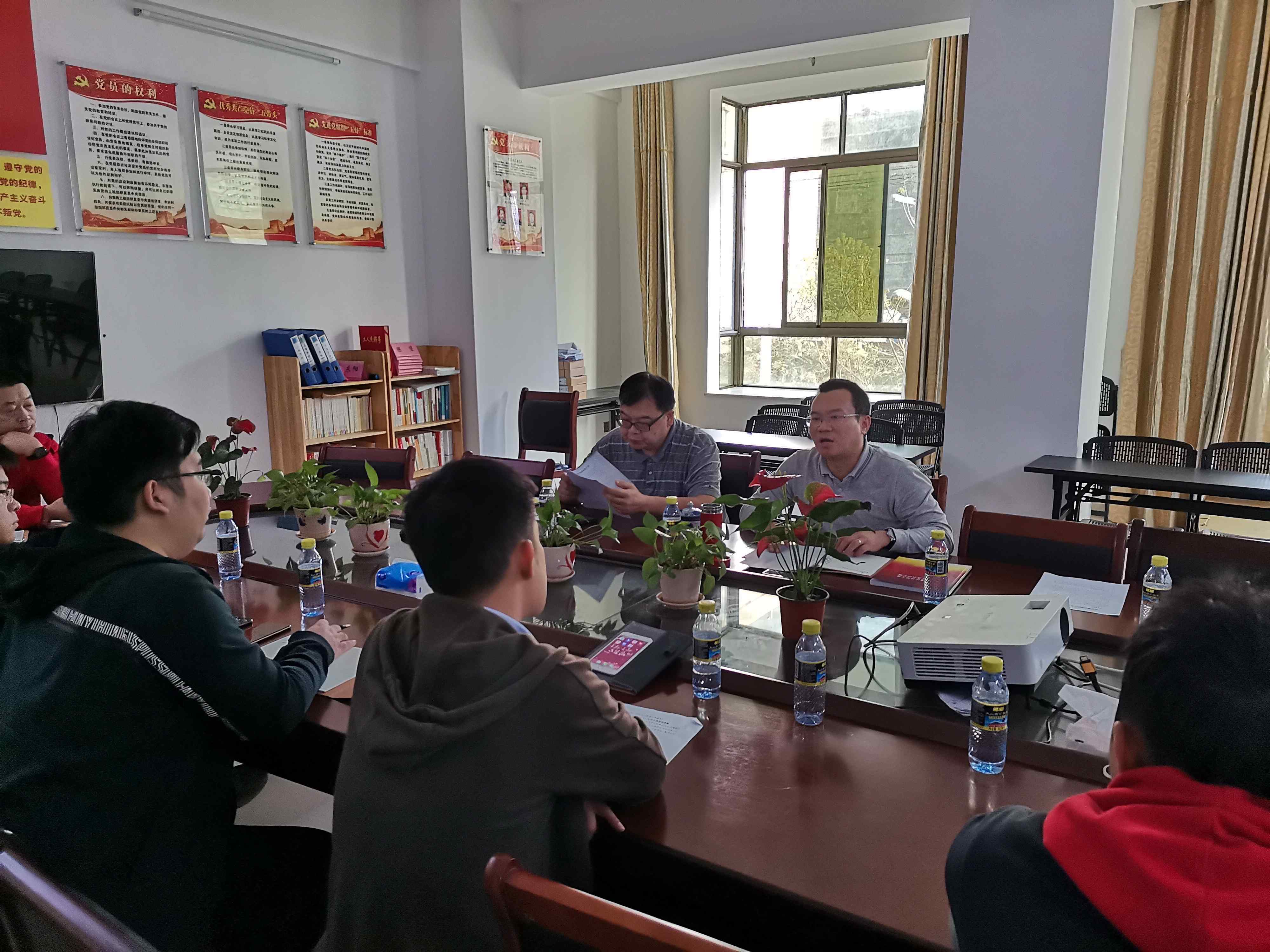 公司副總經理許銳、征地辦主任段林在紅嶺灌區田間工程建管部召開征地工作協調會議。