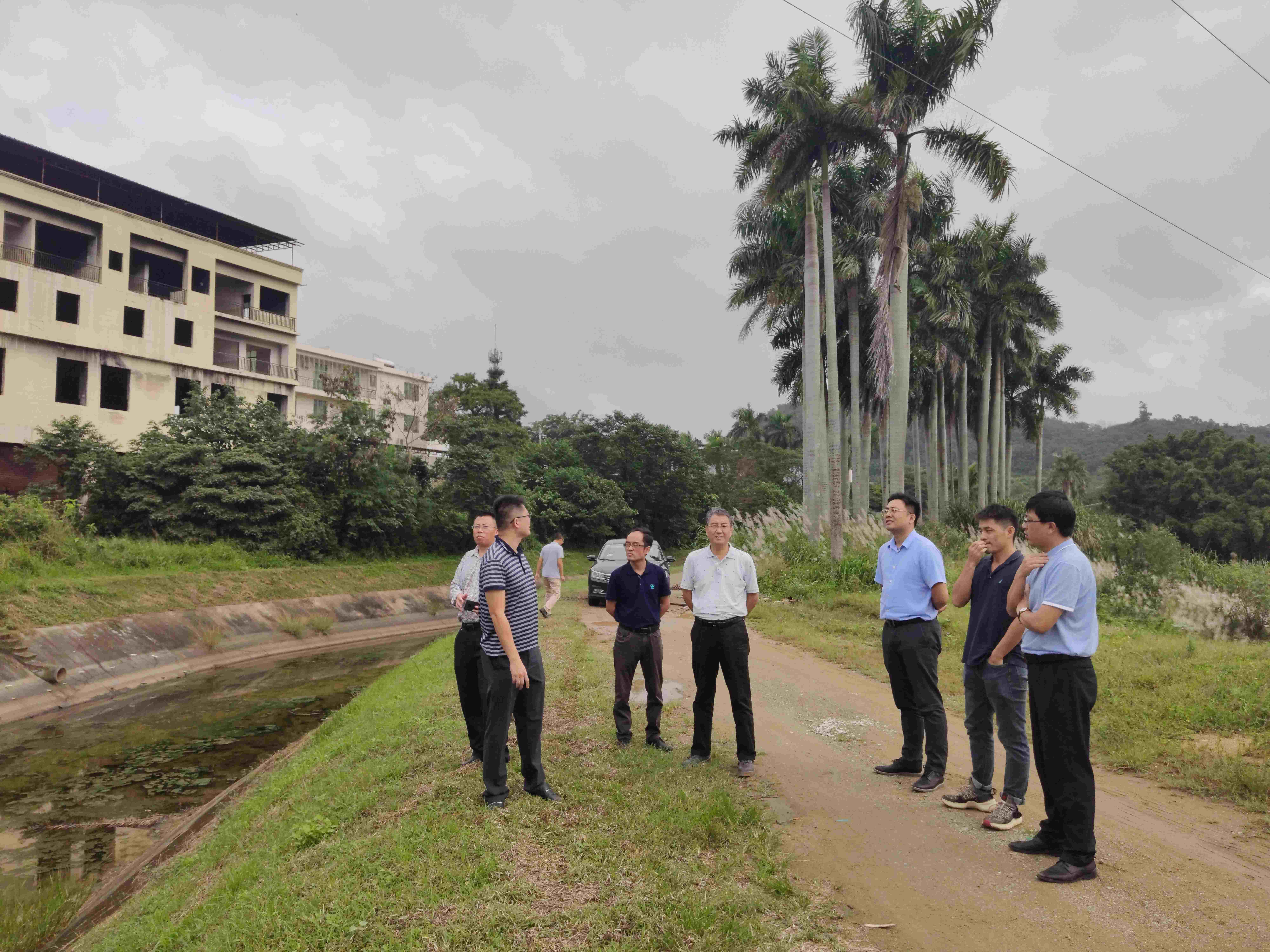 公司副總經理張毅在現場建管部持召開瓊西北供水工程先期動工部位推進會
