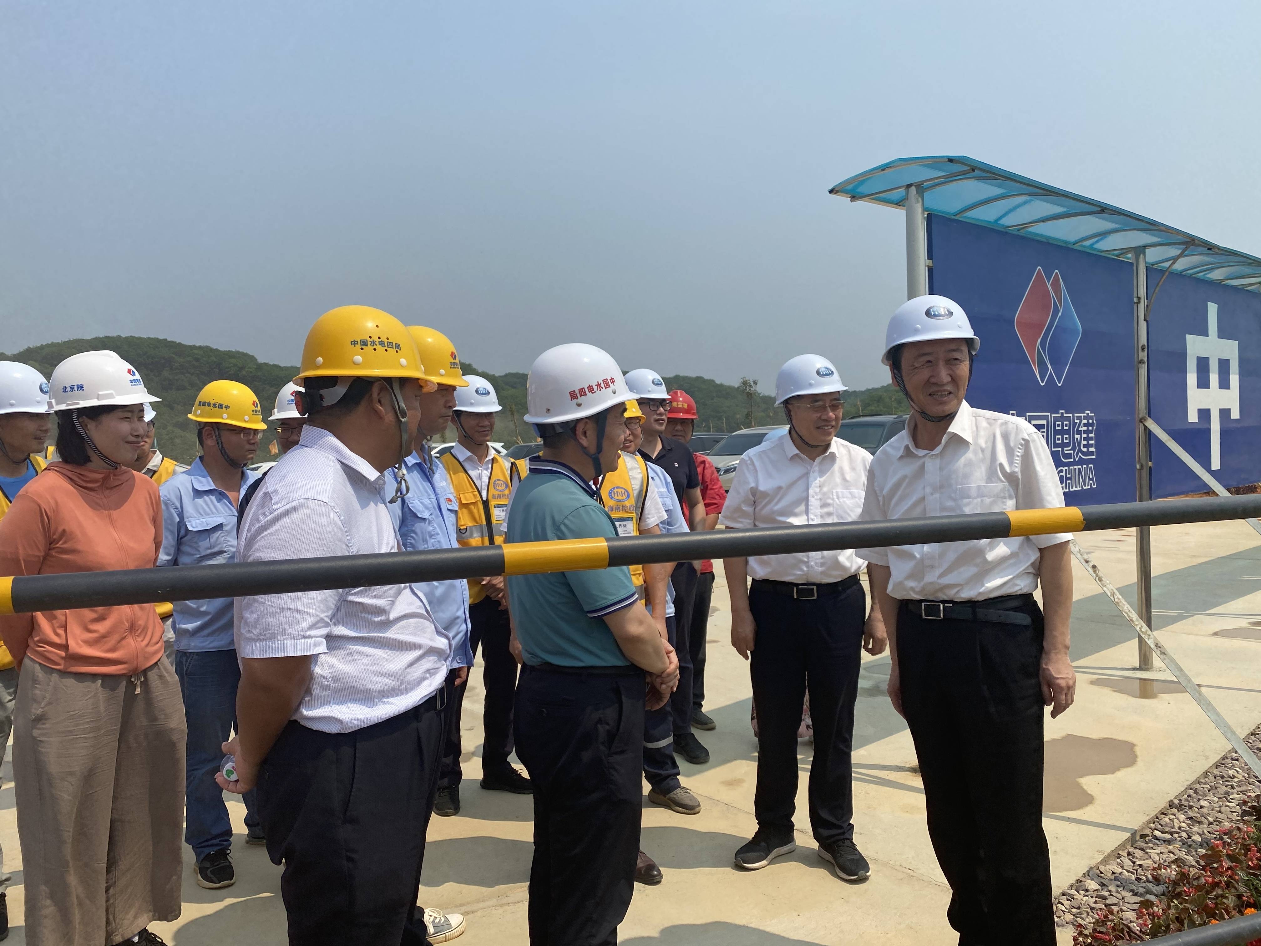 省水務廳廳長王強一行到天角潭水利樞紐工程施工現場檢查指導工作，詳細了解主壩基坑開挖、4座副壩的施工進度及安全水環保等工作。