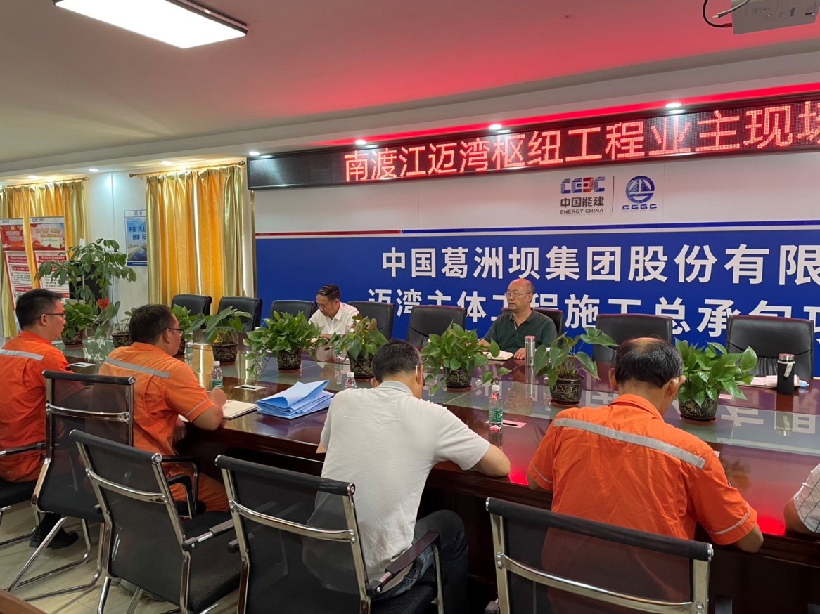 公司總工裴海瑜對邁灣水利樞紐工程施工質量及安全生産情況進行檢查。