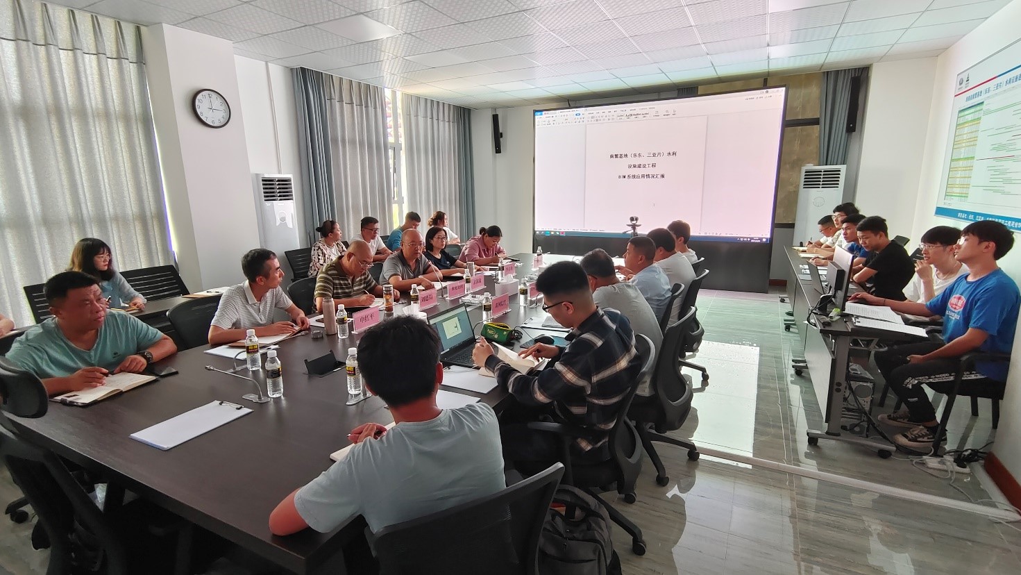 水電集團總工程師裴海瑜在南繁建管部召開BIM系統使用推進和新修訂工程管理制度宣貫會，公司副總經理劉德鈞參會。