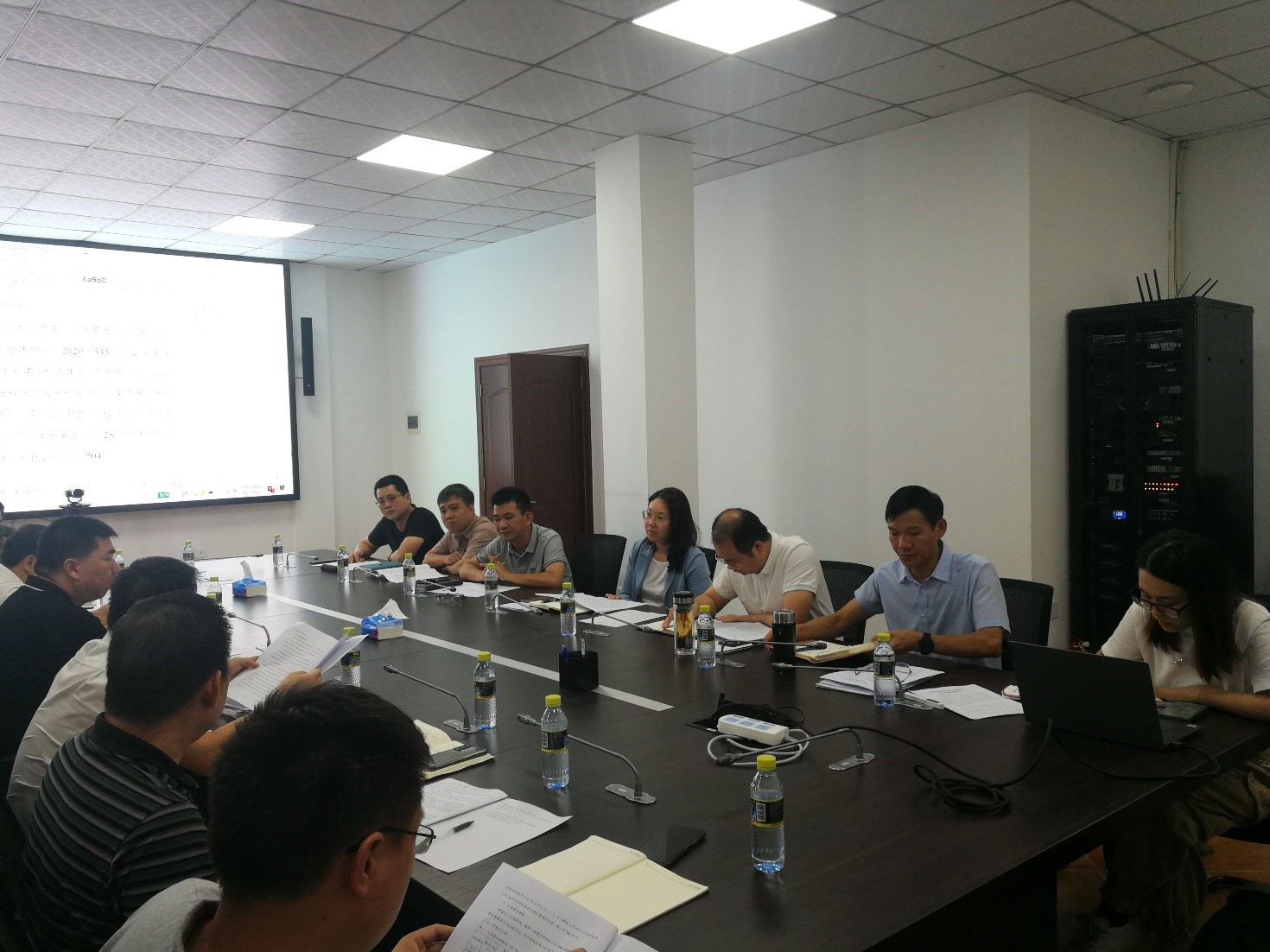 公司總經理姜霞在天角潭建管部主持會議研究讨論天角潭項目移民搬遷臨時過渡方案有關工作。