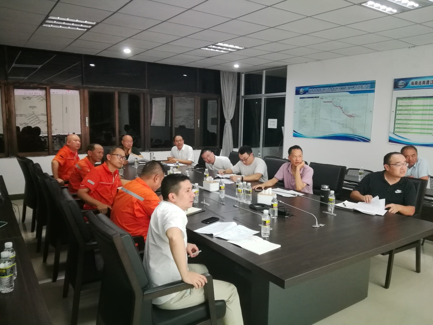 水電集團總工程師裴海瑜在邁灣建管部三樓組織召開左壩肩臨時邊坡支護方案專題會。