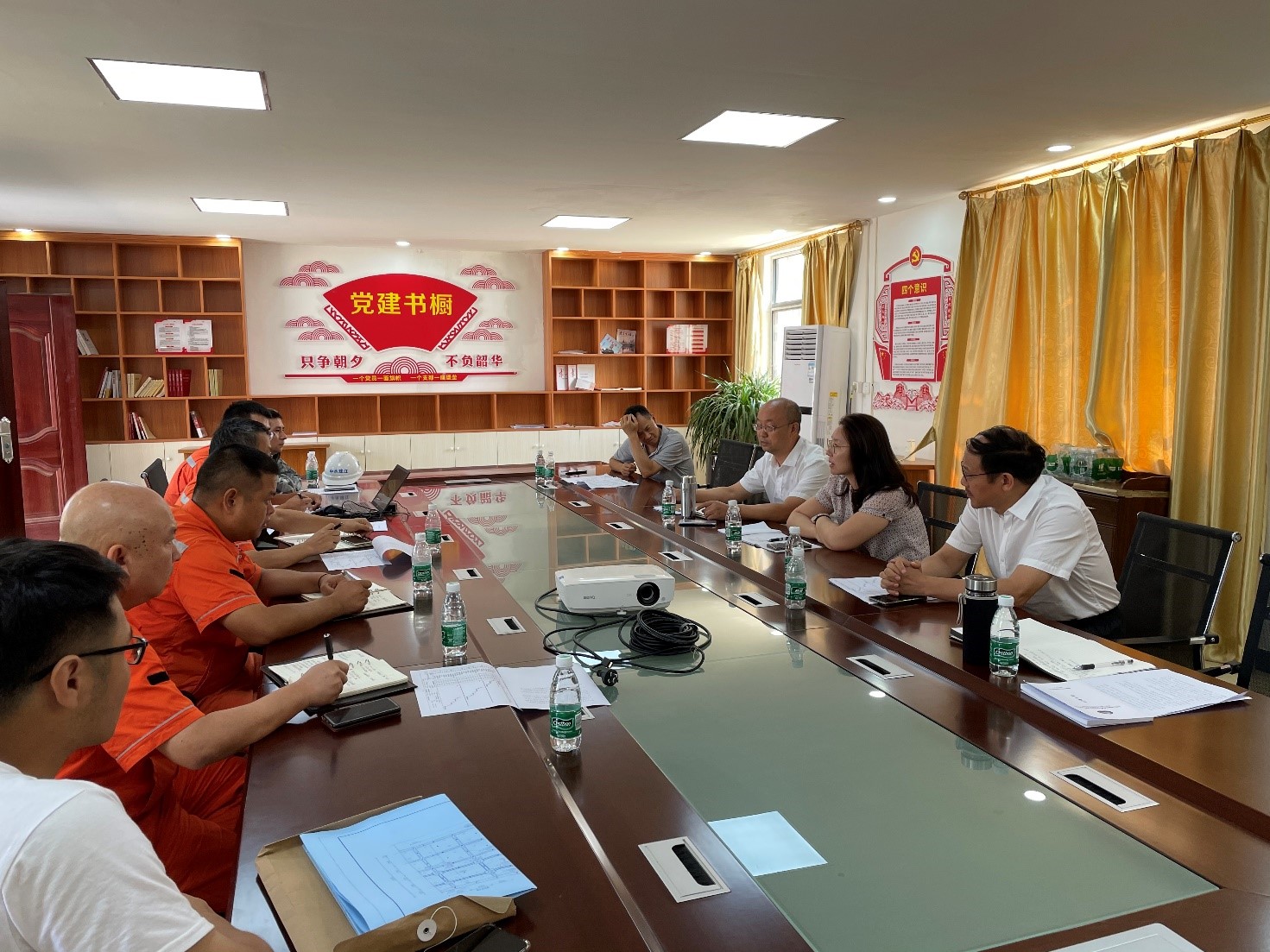 公司總工程師裴海瑜在邁灣水利樞紐工程主體施工标會議室組織召開左岸臨時邊坡處理方案專題會。