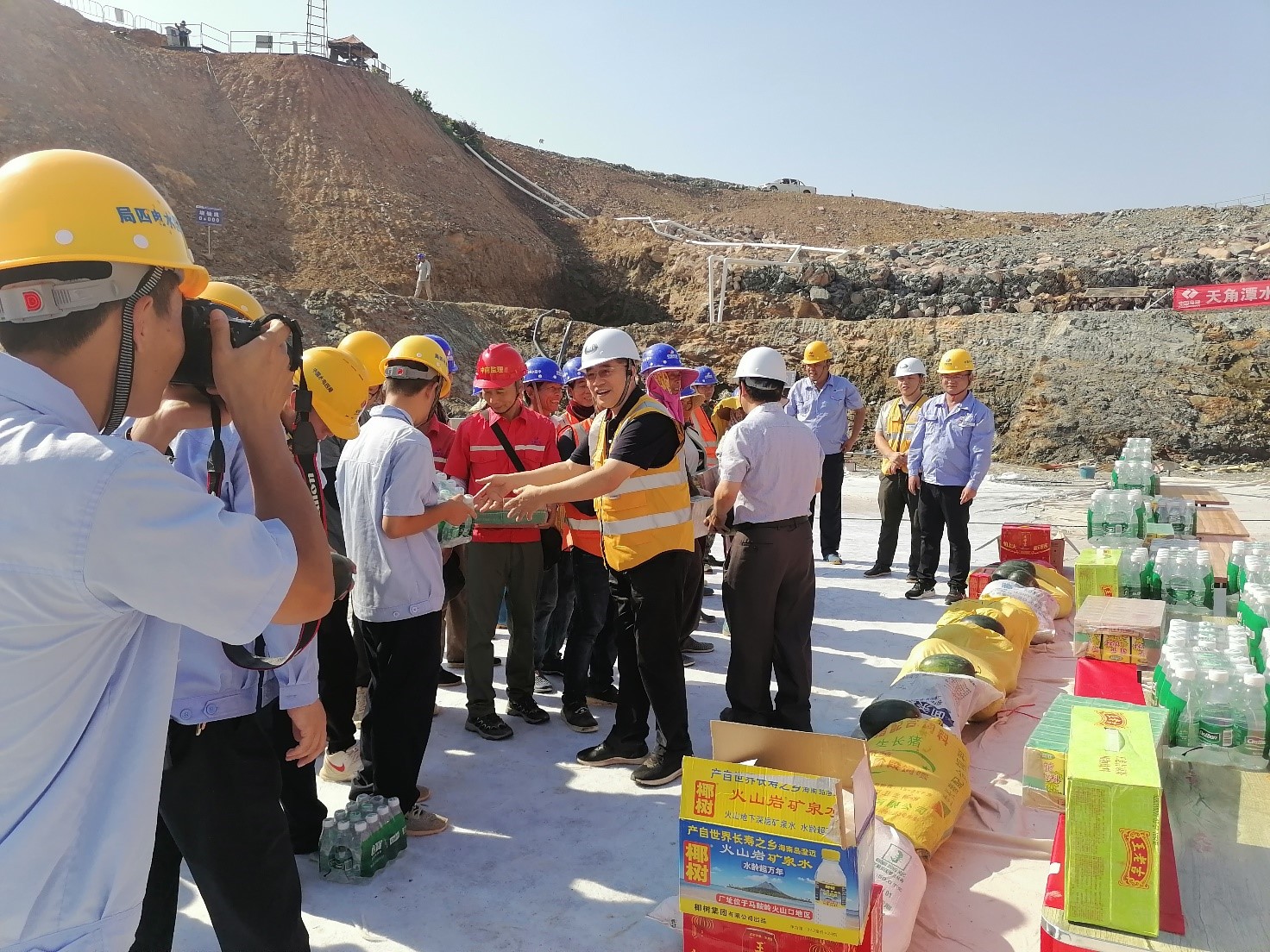 省水務廳建管防禦處二級調研員李英培、水電集團黨委書記、董事長王東陽一行到天角潭水利樞紐工程主壩基坑施工現場開展“夏日送清涼”慰問活動。