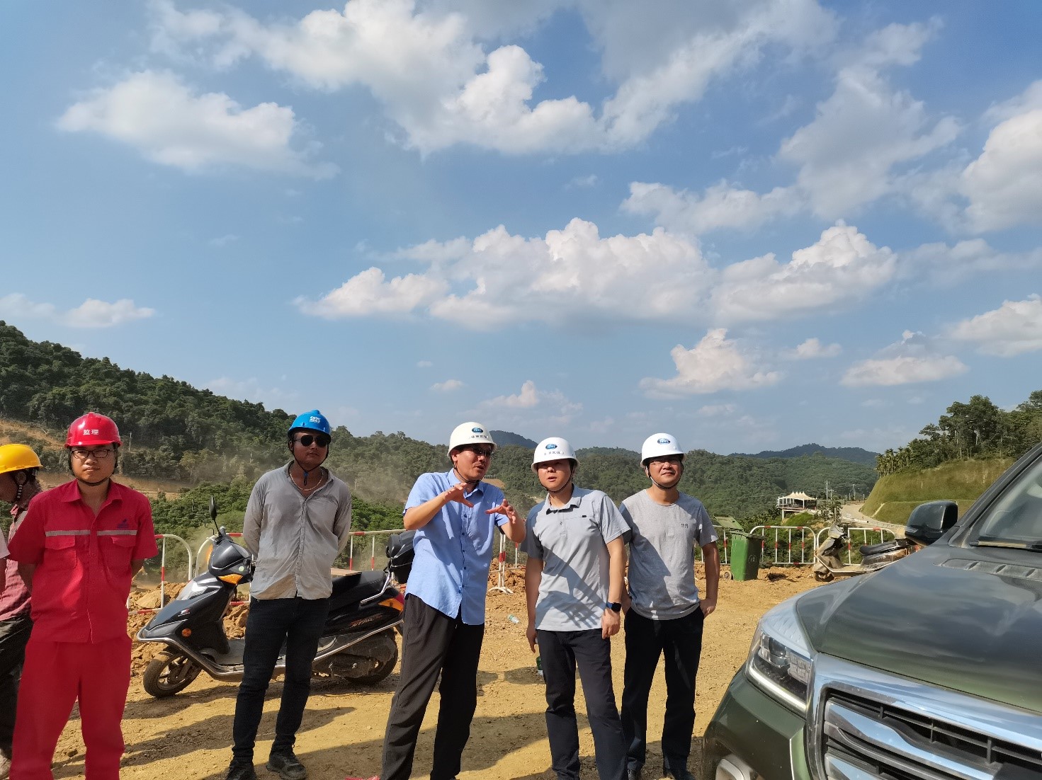 公司趙觀宇副總經理到邁灣項目現場了解征地移民及施工推進情況。