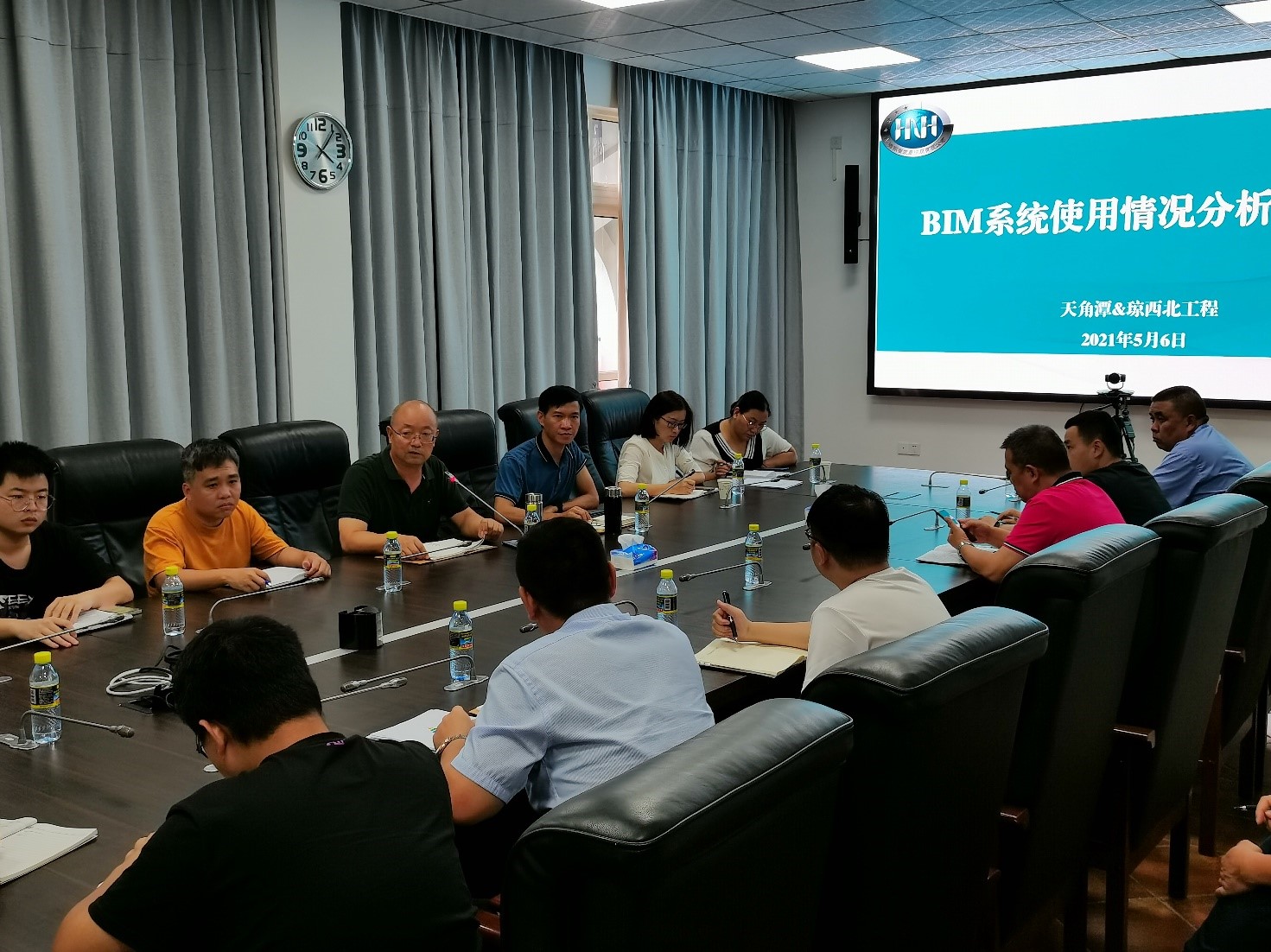 水電集團總工程師裴海瑜到天角潭和瓊西北建管部組織召開BIM系統使用情況分析專題會。