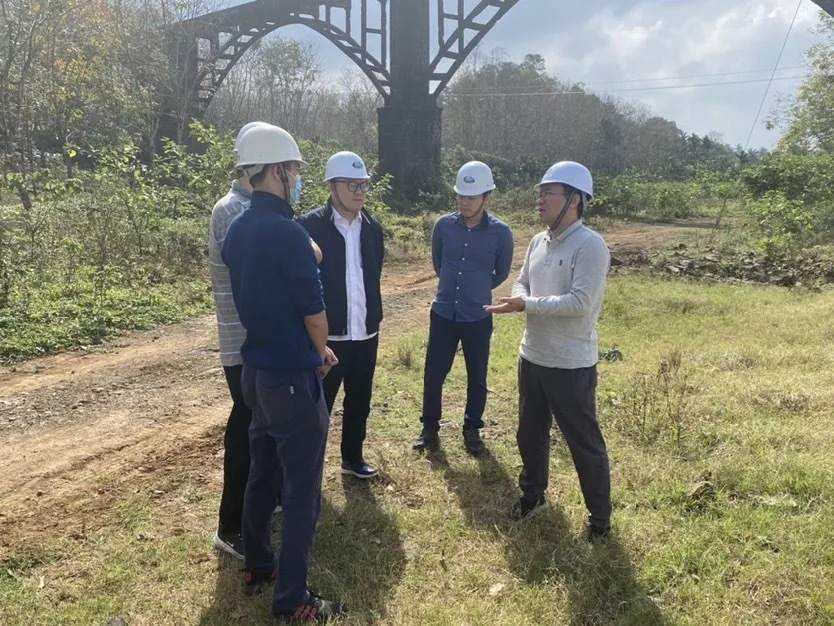公司副總許銳、征地協調辦段林部長赴紅嶺灌區工程召開征地工作推進會。