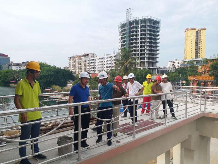 水電集團總經理助理趙光輝帶隊，質安部、建管部人員組成兩個小組，分别到到嘉積大壩、松濤水庫檢查防風防汛準備情況，并提出防風防汛工作要求
