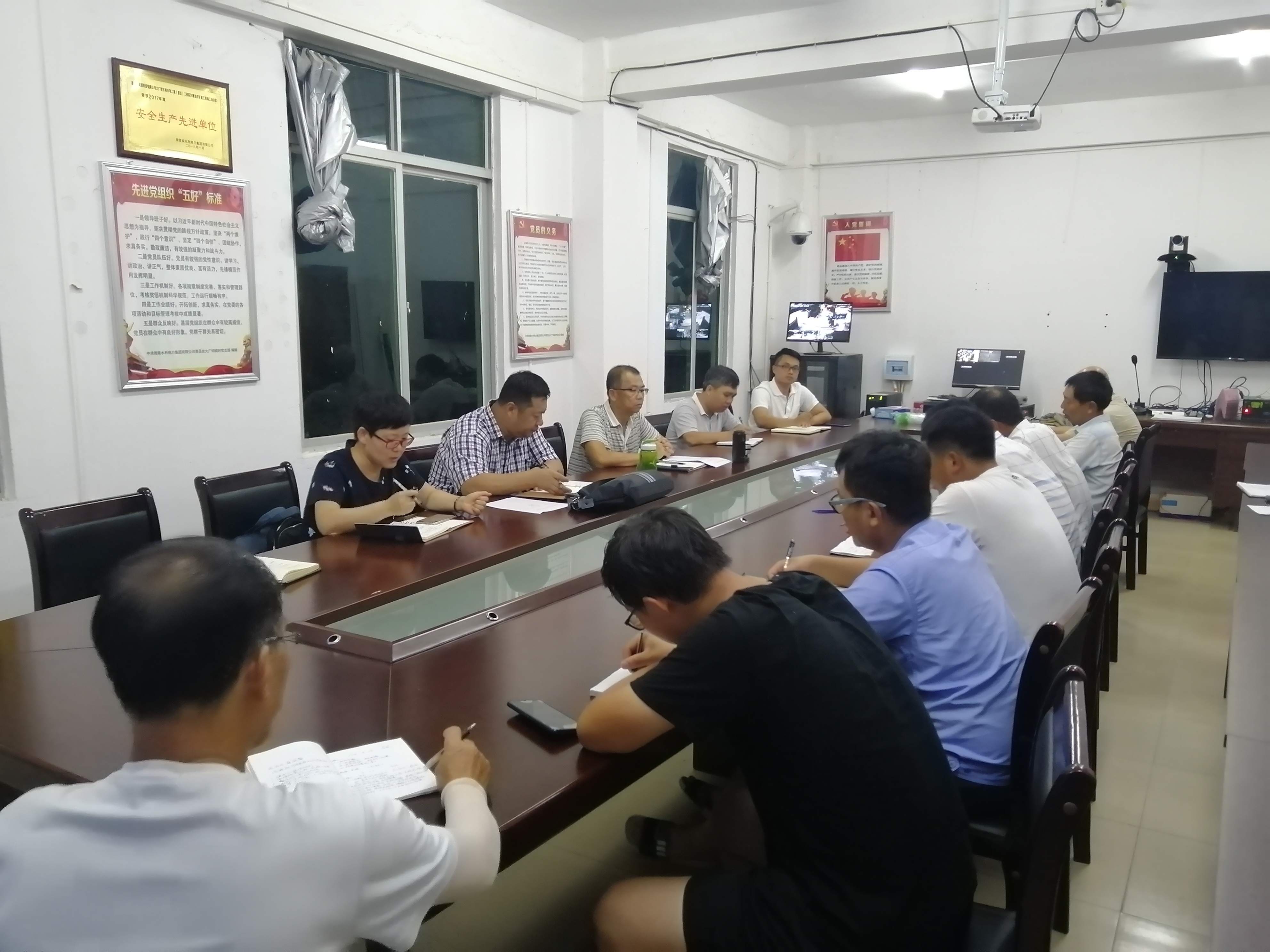 水電集團紀委書記傅後幹一行白天對陀興水庫進行安全質量、合同履約檢查，晚上在項目部會議室召開專題會