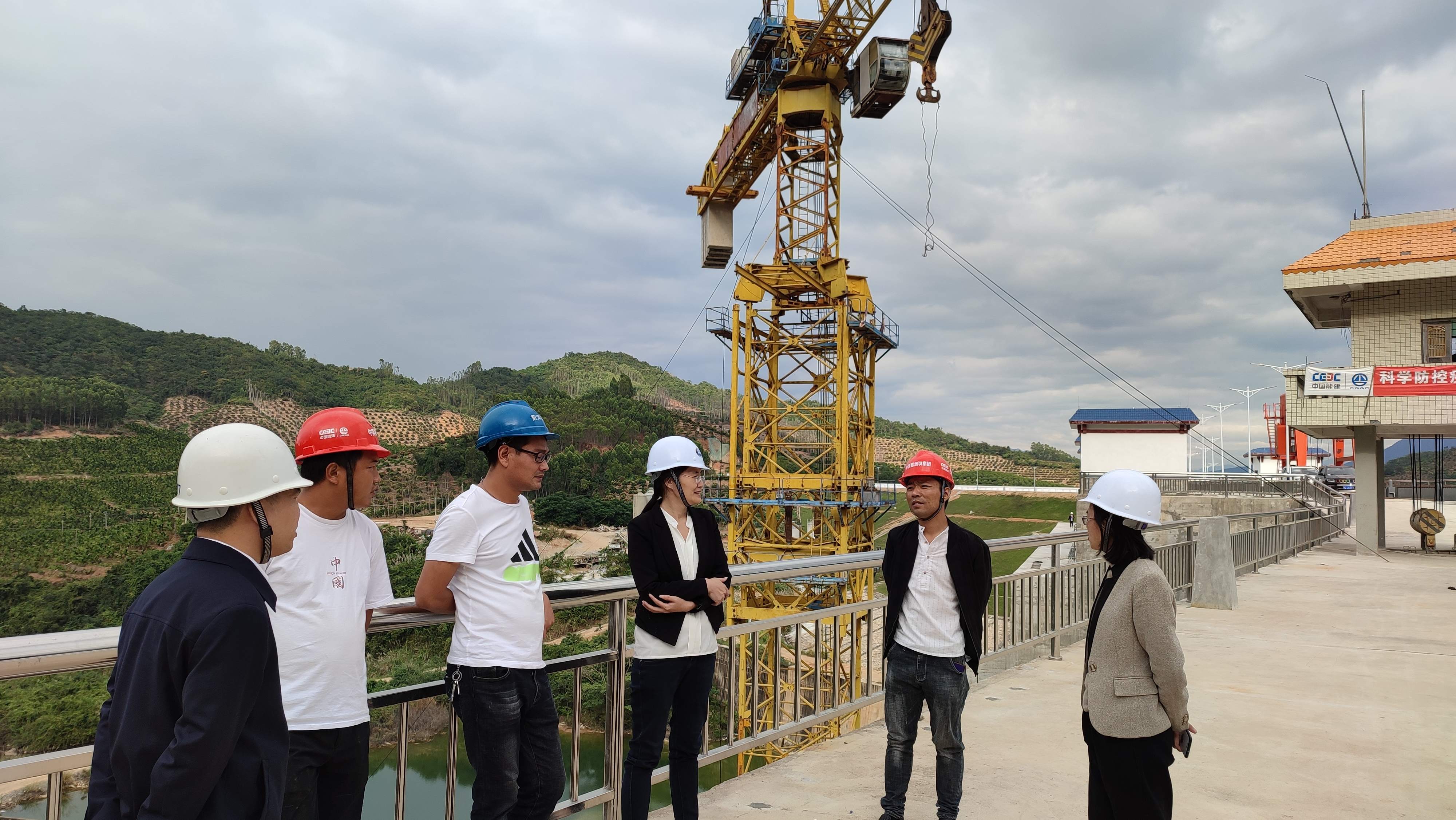水電集團副總經理孔蘭、财務總監蔡夏琳到陀興水庫現場進行工作檢查。
