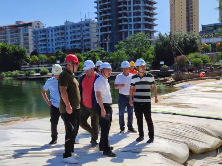 水電集團總經理助理趙光輝對嘉積大壩除險加固工程現場進行飛檢