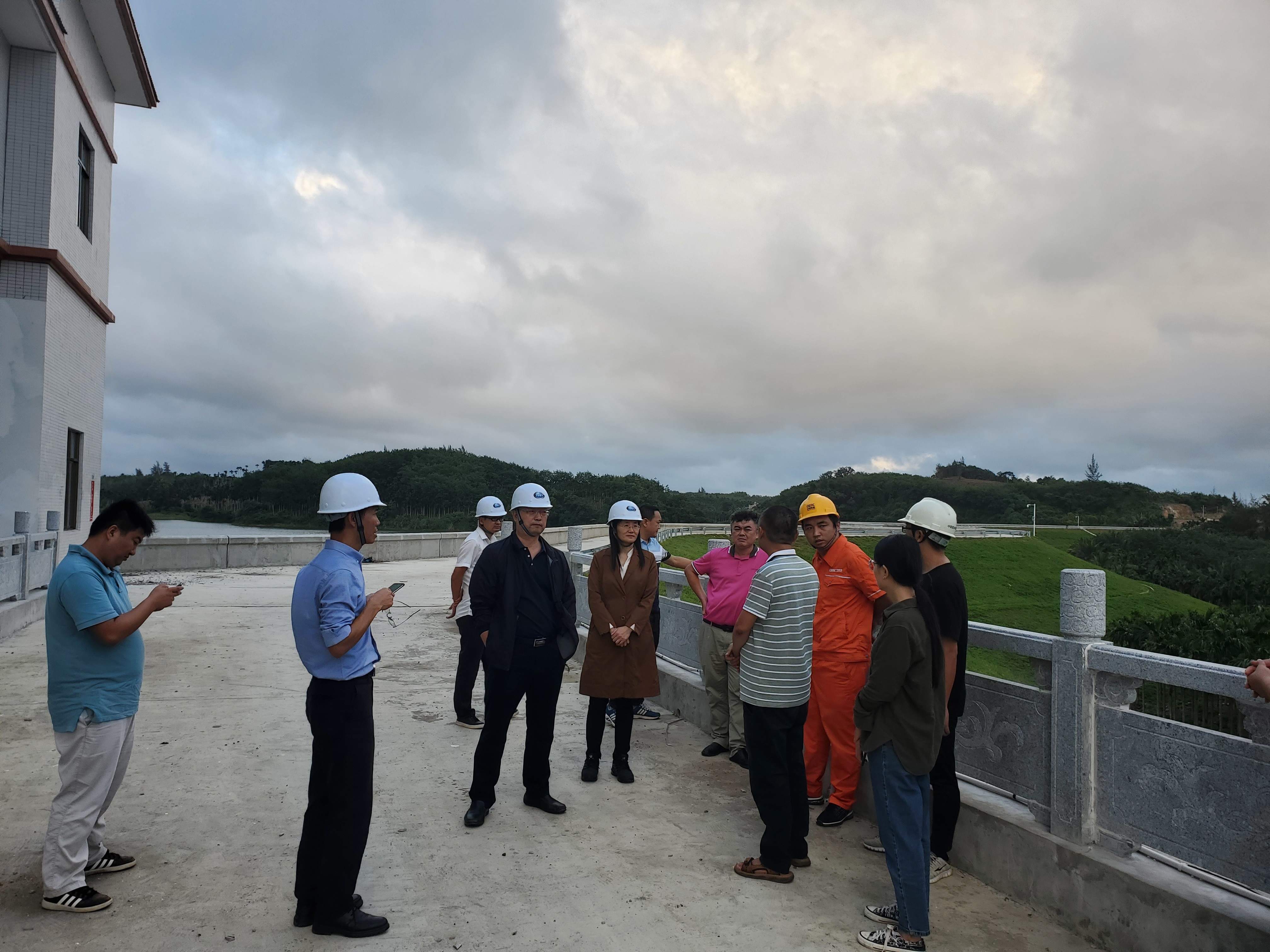 公司總工裴海瑜、副總經理孔蘭對十座水庫除險加固工程剩餘尾工施工、水庫防汛情況進行檢查。