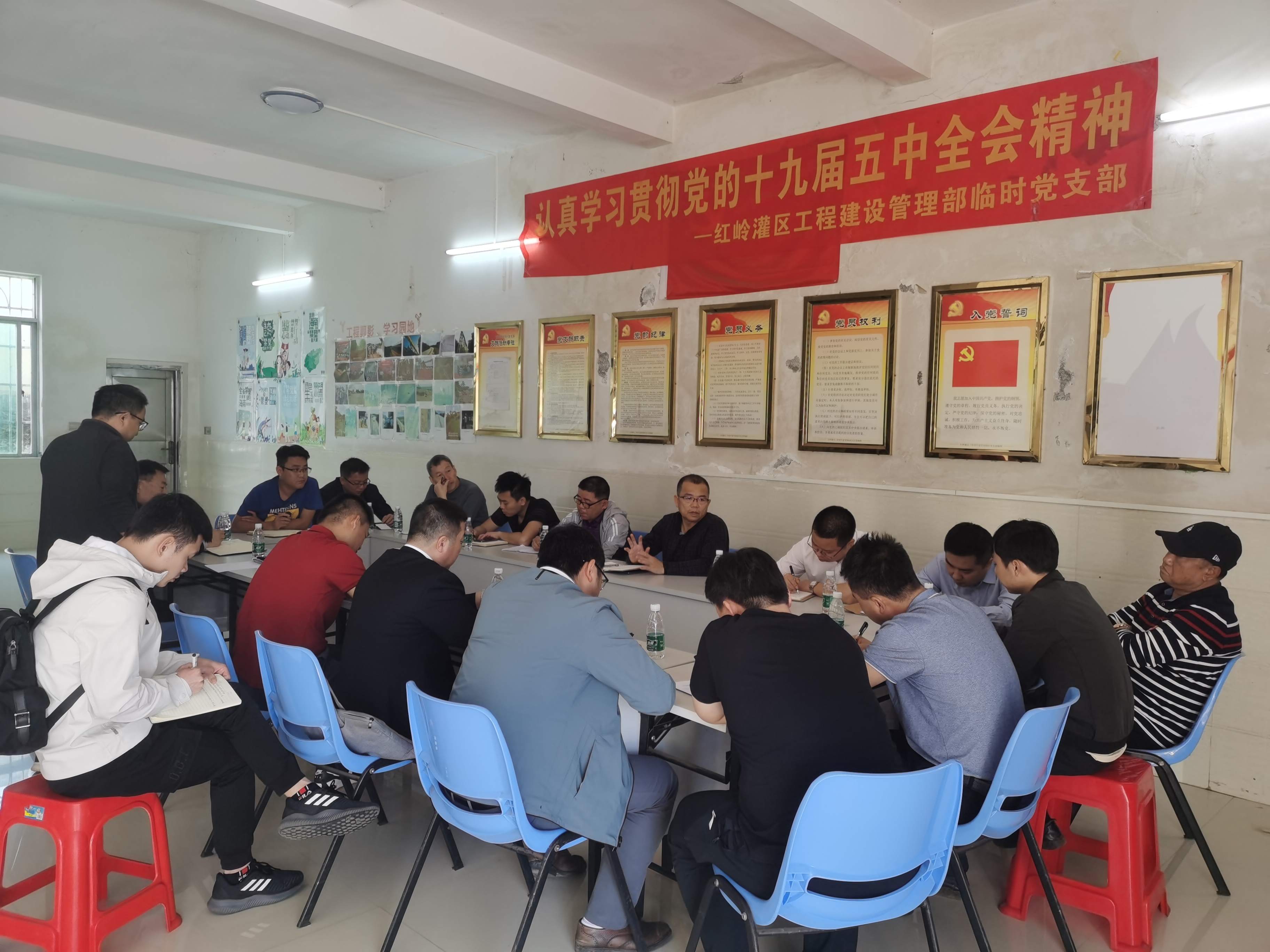 水電集團紀委書記傅後幹到到紅嶺灌區工程黃竹片區組織召開農民工工資專題會。