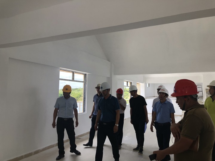 水電集團總工程師裴海瑜一行到十座水庫除險加固工程項目中的嘉積大壩和萬甯水庫檢查工程建設情況