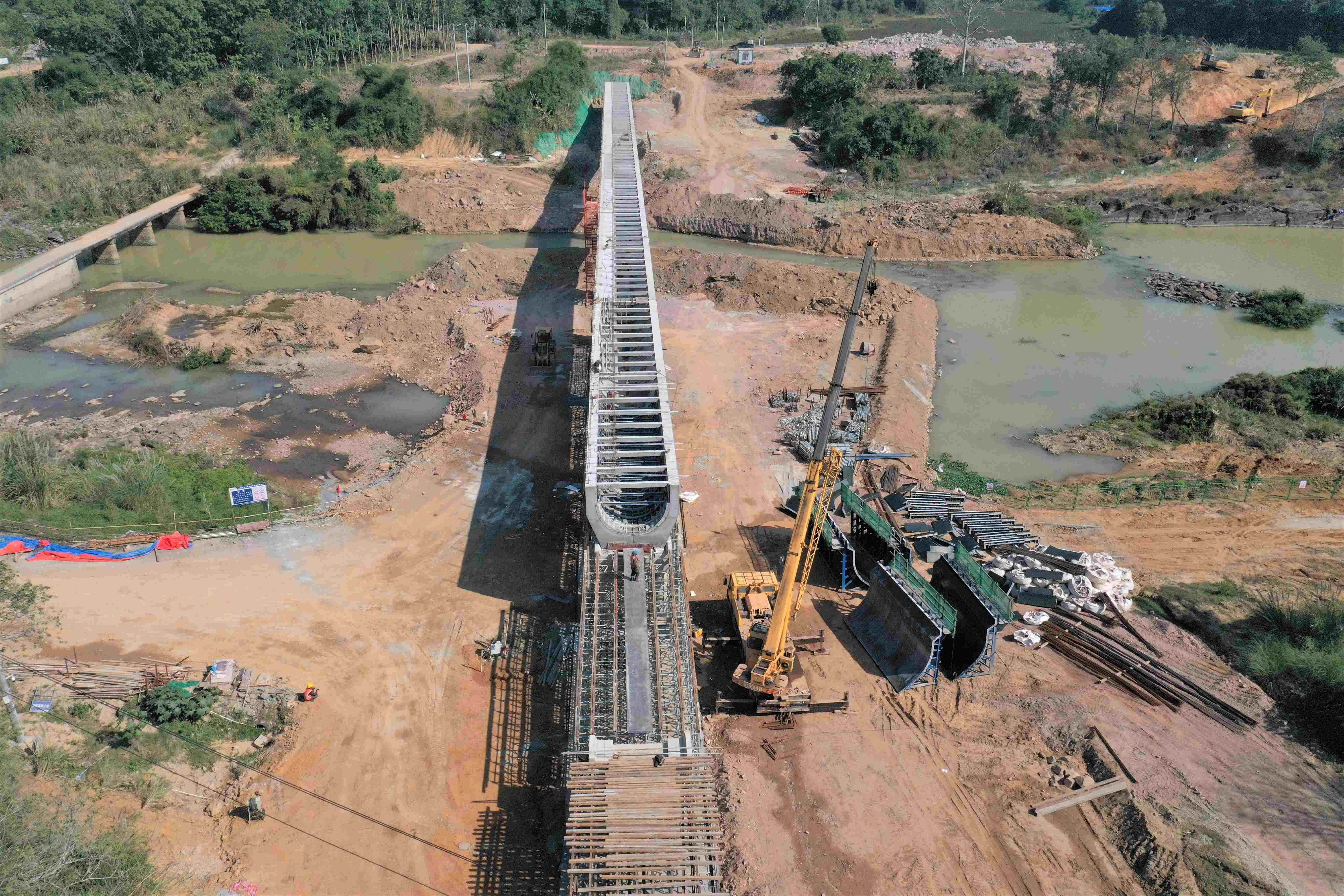 <span>天角潭渡槽槽身模闆吊裝施工</span>